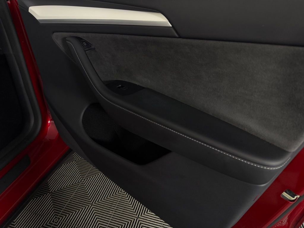 Used 2024 Tesla Model Y Long Range image 34