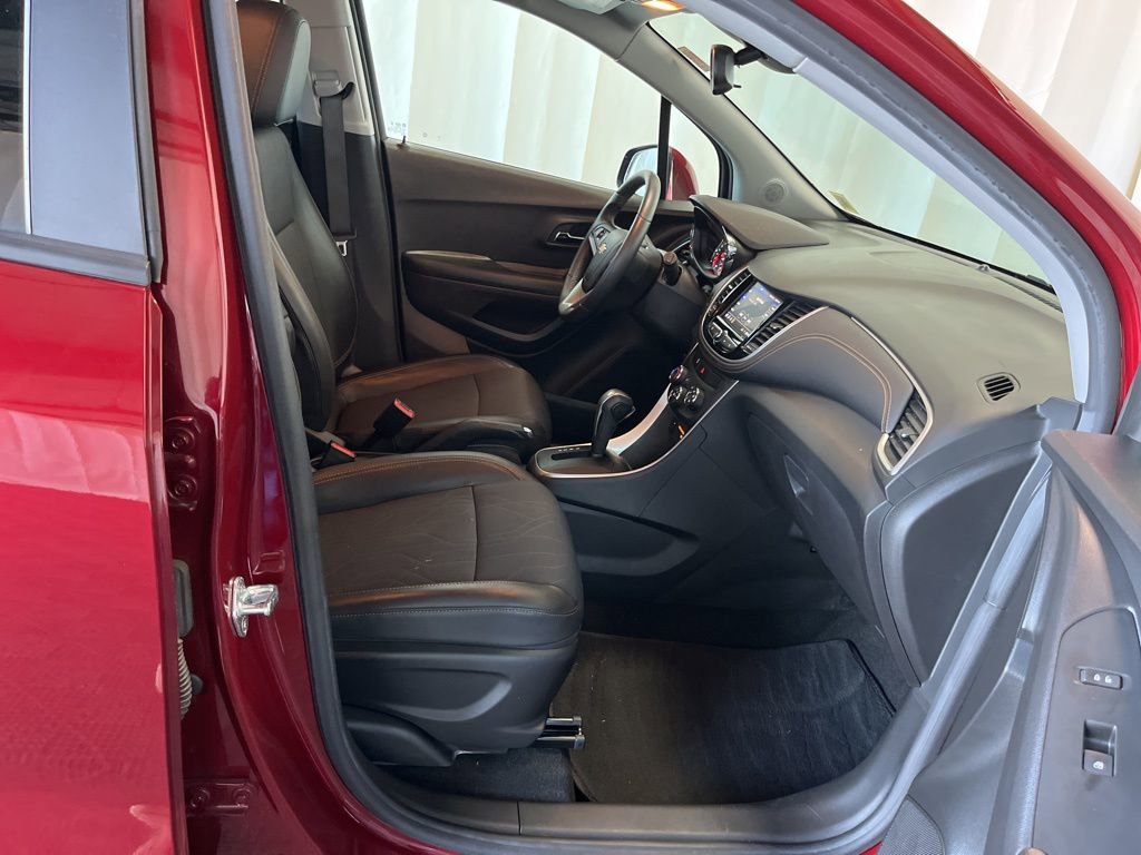 Used 2022 Chevrolet Trax LT w/ LT Convenience Package image 18