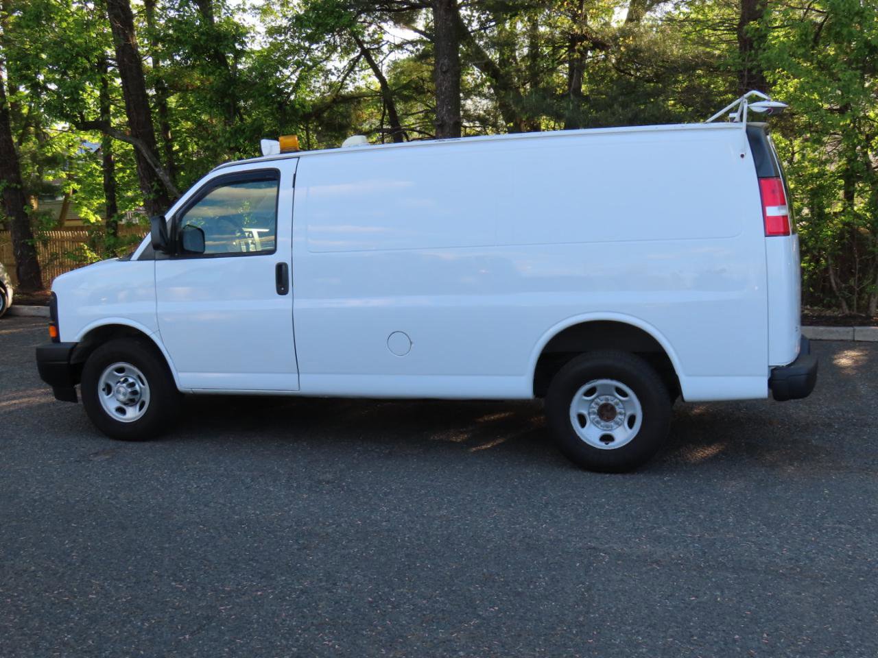 Used 2017 Chevrolet Express 2500 RWD image 2