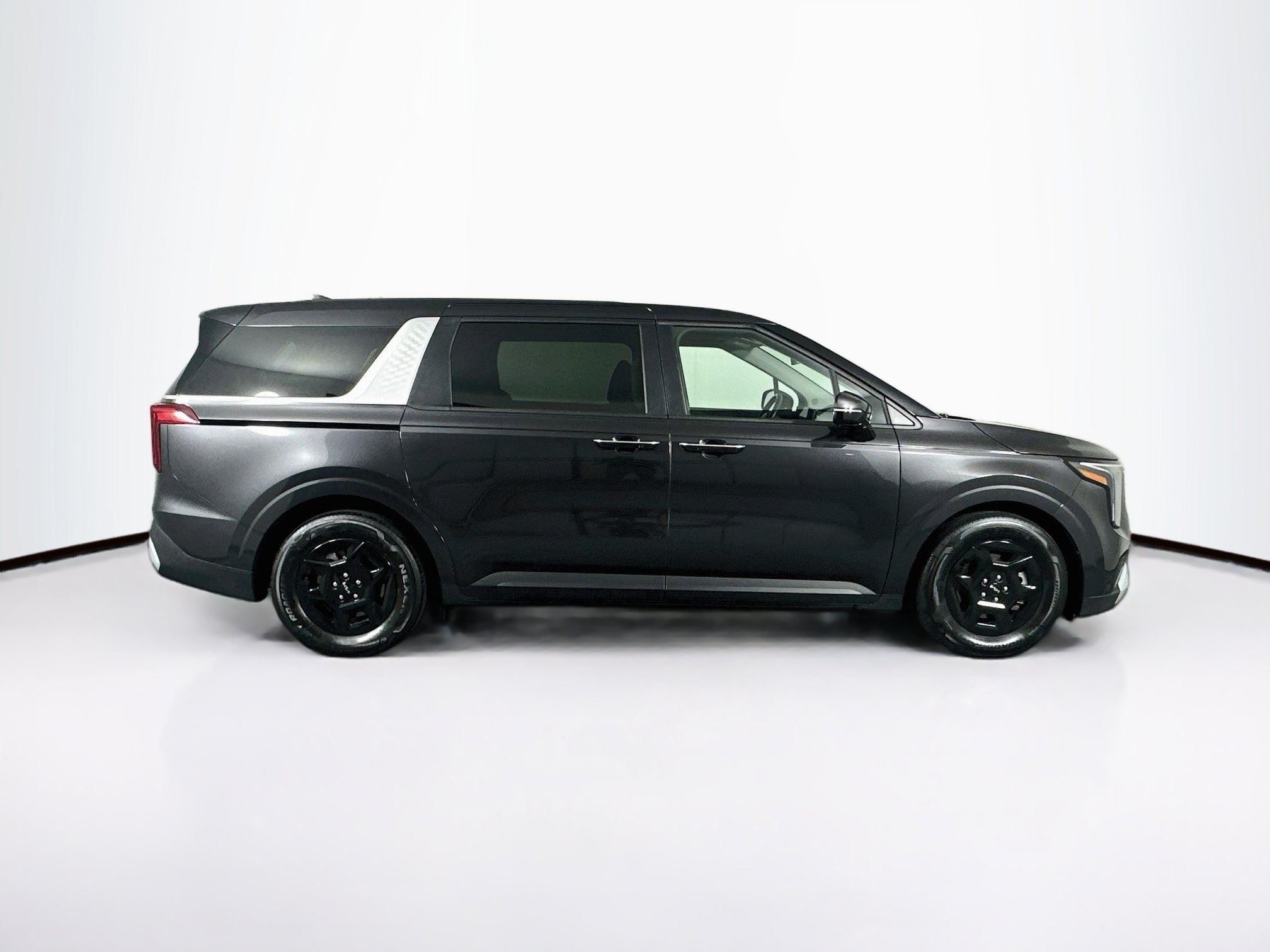Used 2026 Kia Carnival FWD image 10