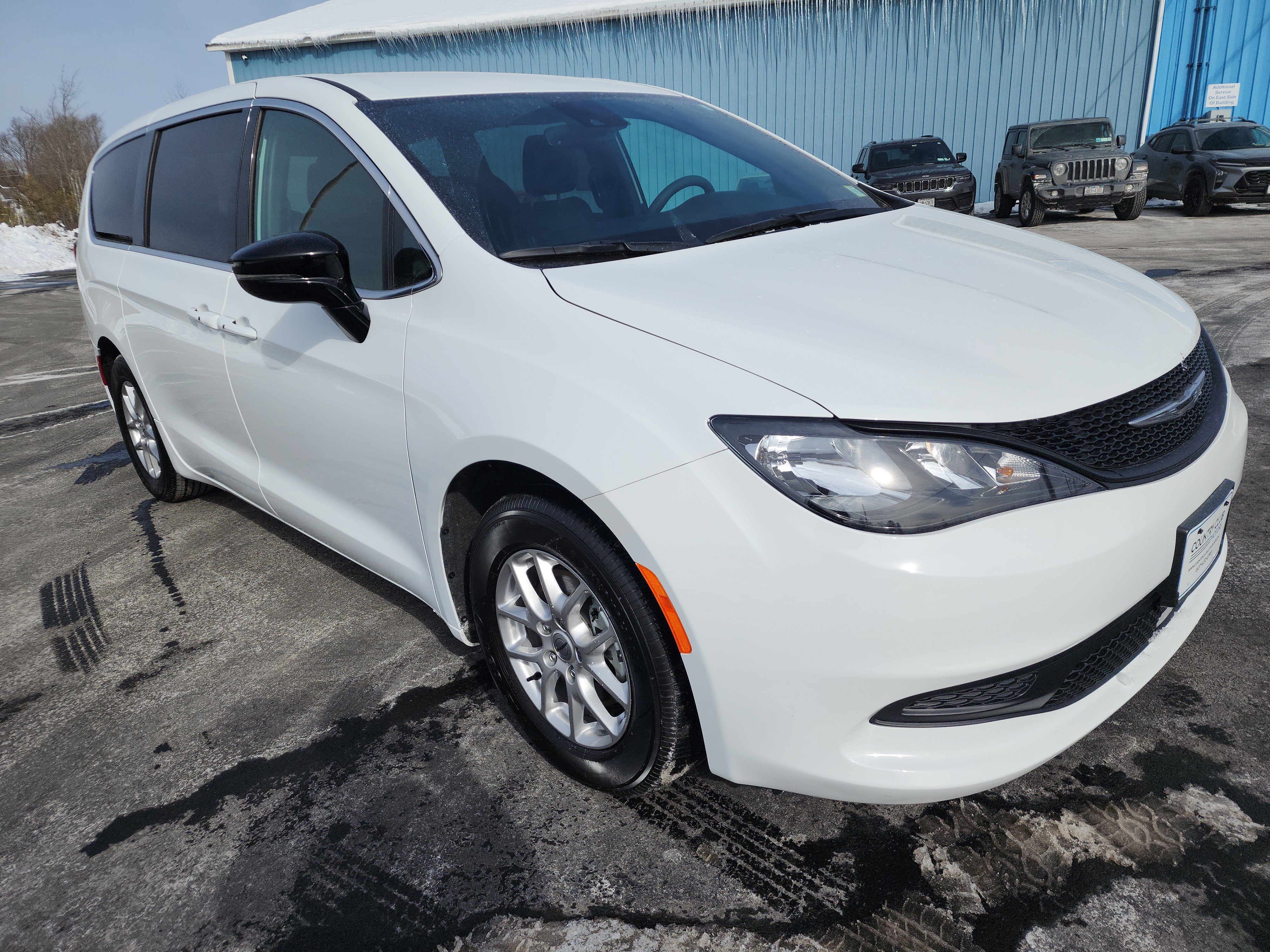 Used 2025 Chrysler Voyager LX image 2