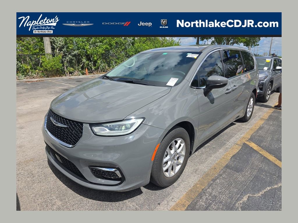 Used 2023 Chrysler Pacifica Touring-L FWD image 1