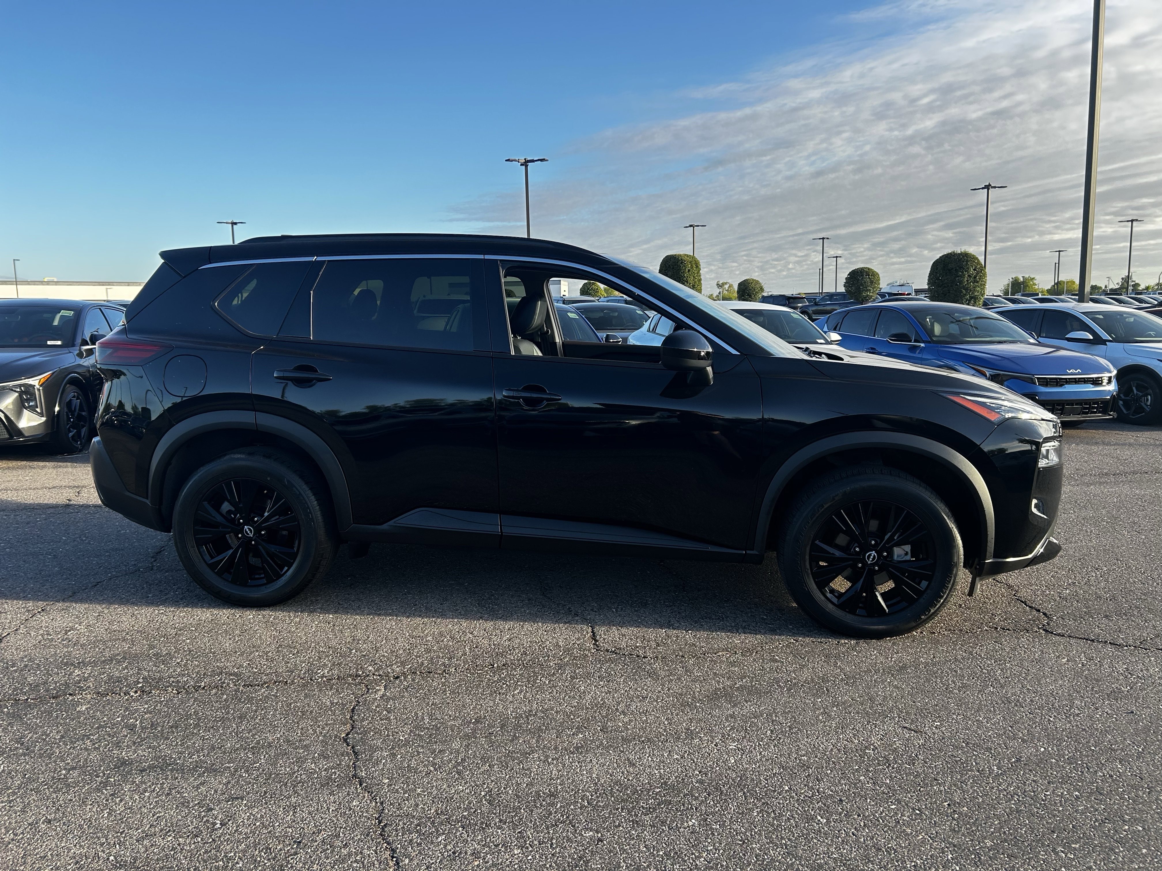 Used 2023 Nissan Rogue SV w/ SV Premium B Package image 5