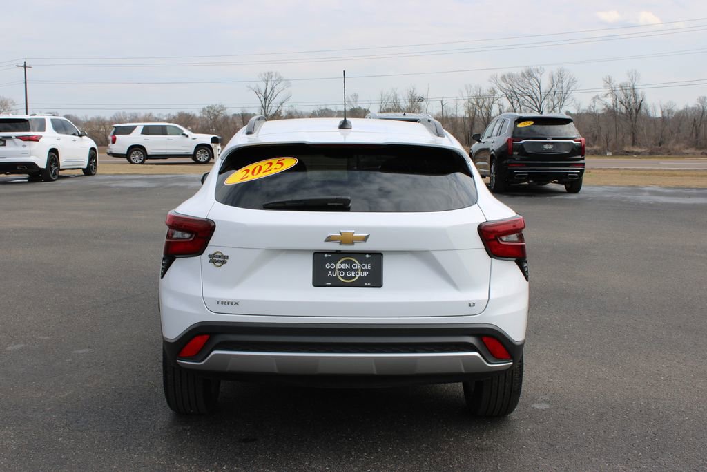 Used 2025 Chevrolet Trax LT w/ LT Convenience Package image 8