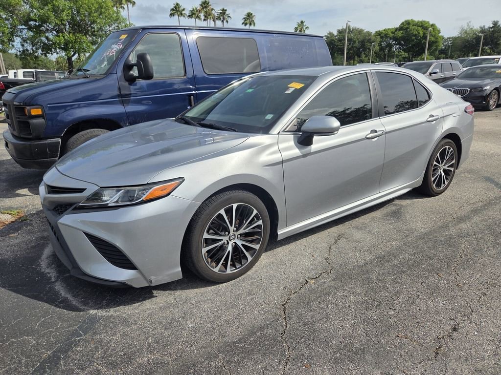 Used 2020 Toyota Camry SE w/ Convenience Package FWD image 3