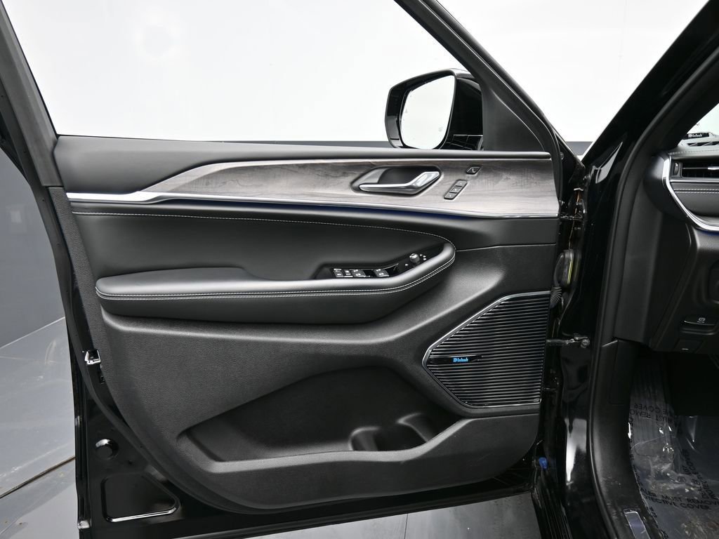 Used 2024 Jeep Grand Cherokee Overland w/ Luxury Tech Group IV image 30