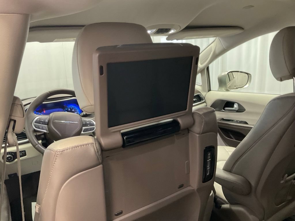 Used 2017 Chrysler Pacifica Touring-L Plus FWD image 32