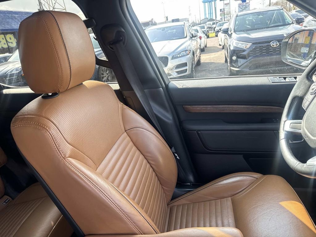 Used 2017 Land Rover Discovery HSE image 13