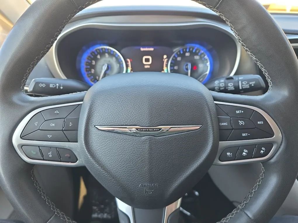 Used 2022 Chrysler Pacifica Touring-L FWD image 15