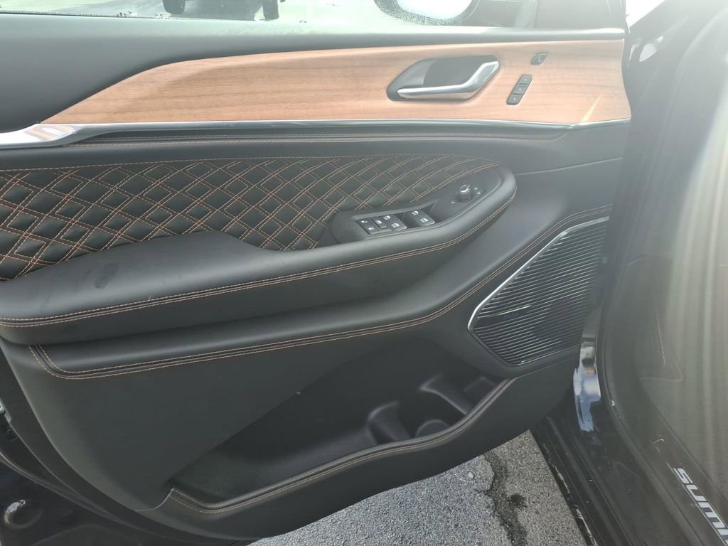 New 2026 Jeep Grand Cherokee Summit w/ Obsidian Package image 14