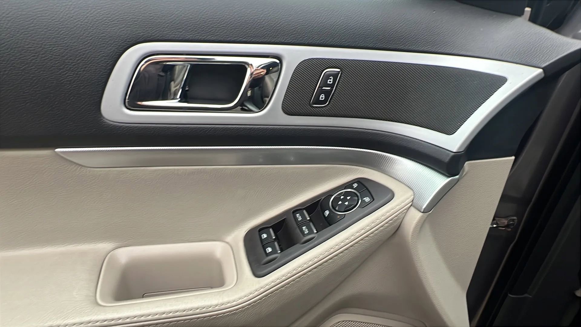 Used 2014 Ford Explorer XLT image 23