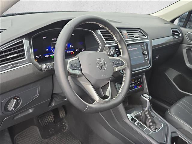 Used 2024 Volkswagen Tiguan SE w/ Panoramic Sunroof Package image 9