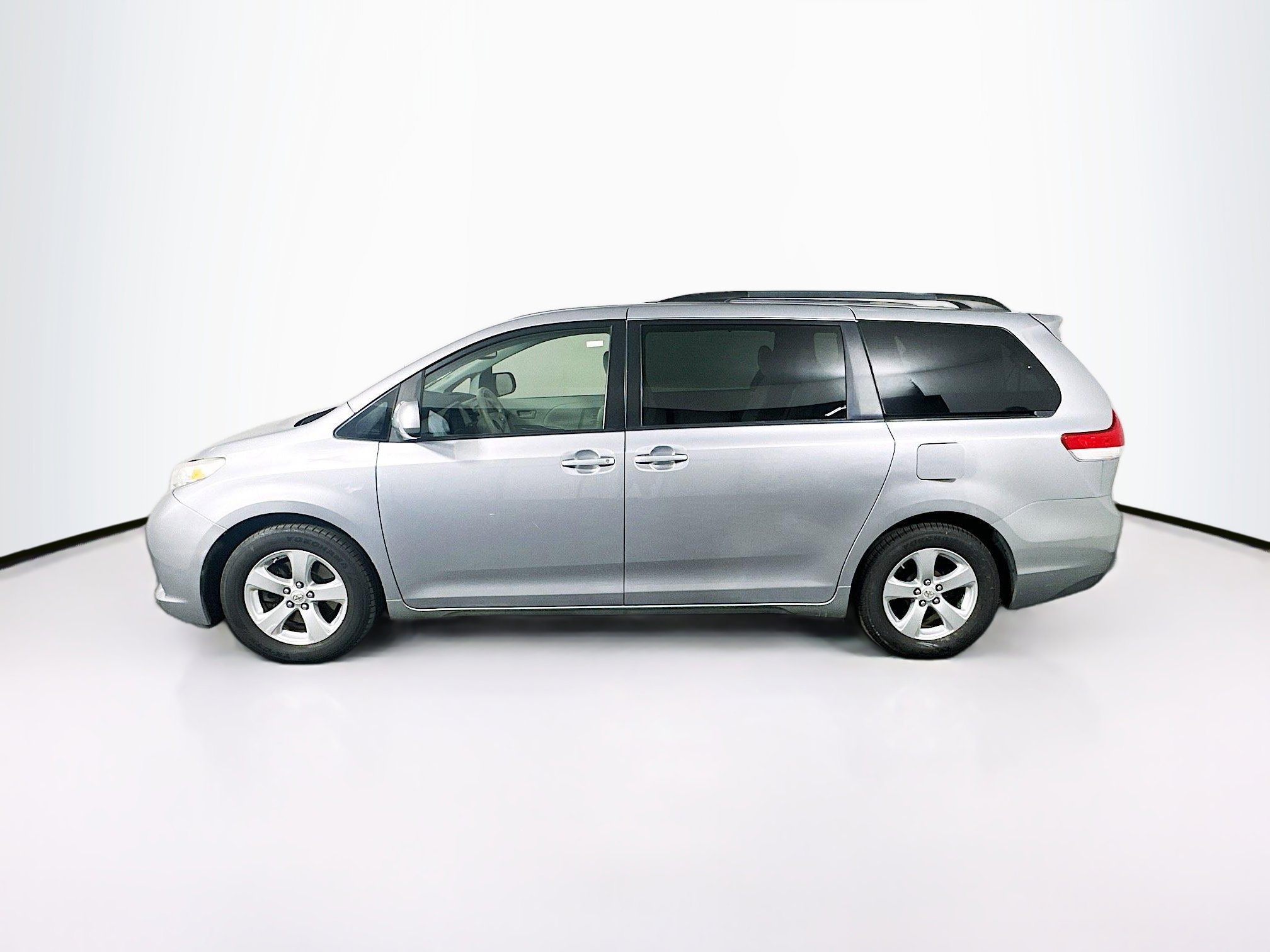 Used 2011 Toyota Sienna LE image 4