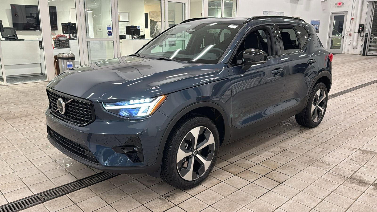 Used 2026 Volvo XC40 B4 Plus w/ Climate Package image 9