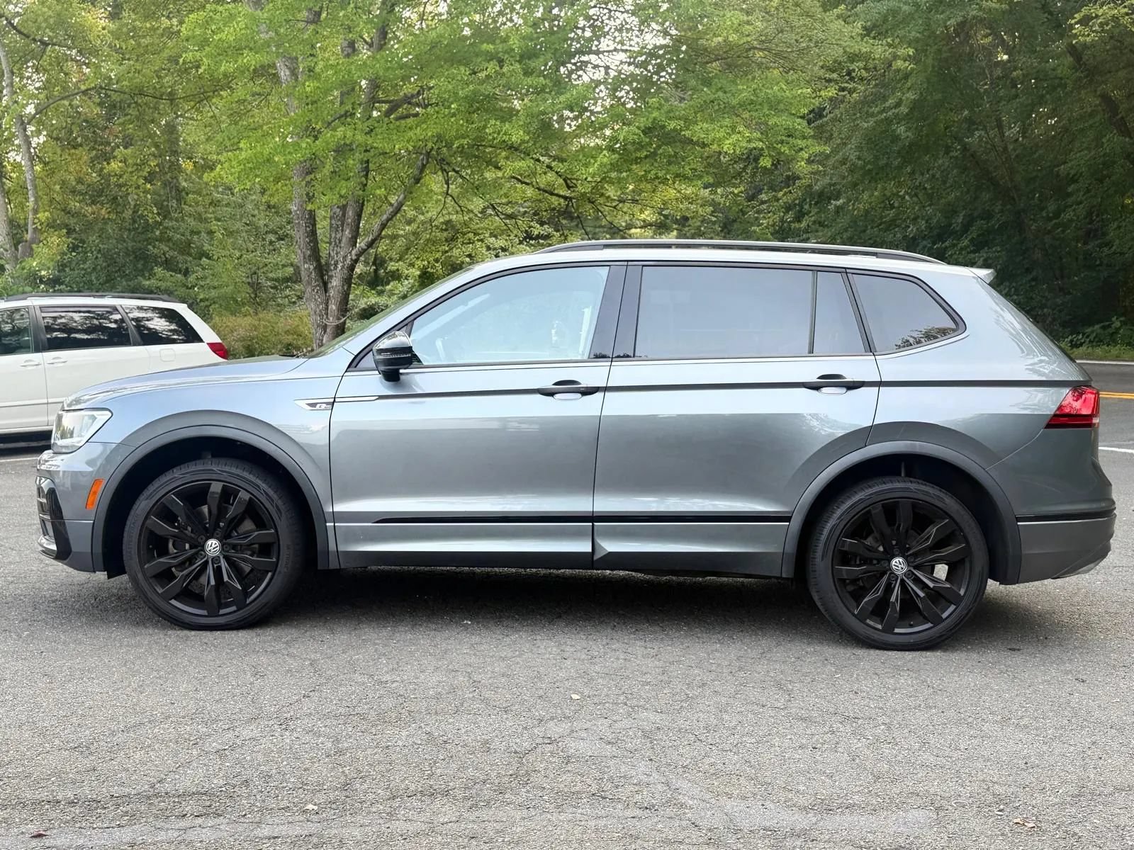 Used 2021 Volkswagen Tiguan SE R-Line w/ 3rd Row Seat Package AWD/4WD image 4