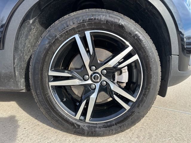 Certified 2025 Volvo XC40 B5 Core image 9