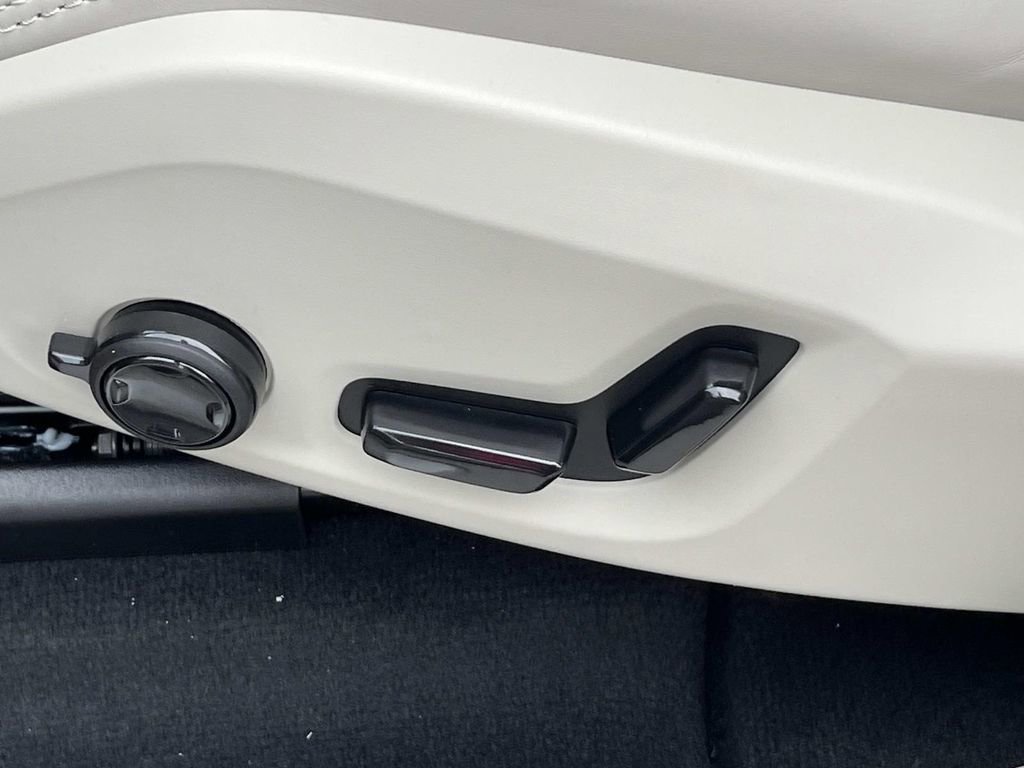 New 2026 Volvo XC60 B5 Ultra w/ Climate Package image 22