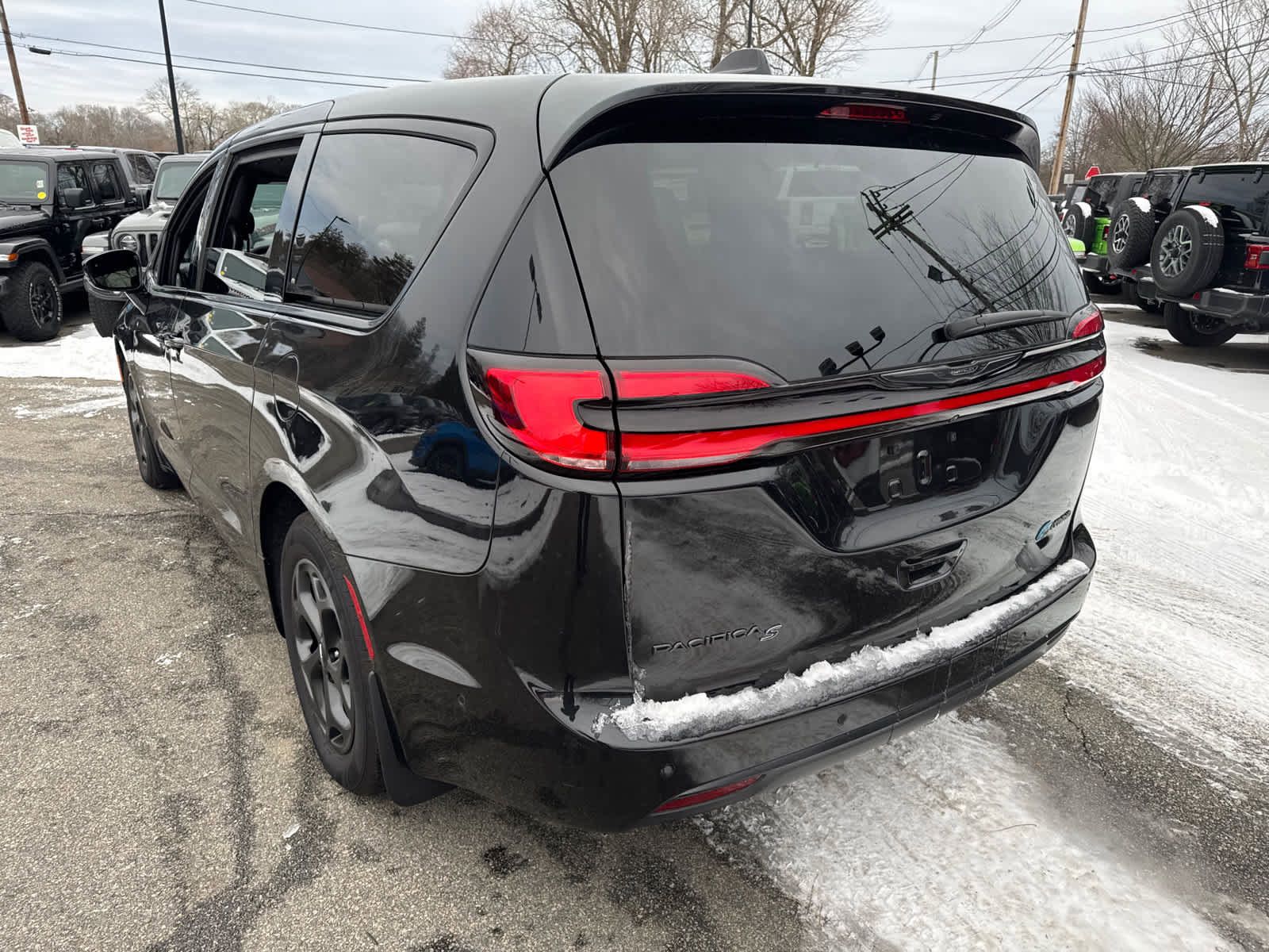 Used 2023 Chrysler Pacifica Limited w/ Uconnect Theater Family Group image 4