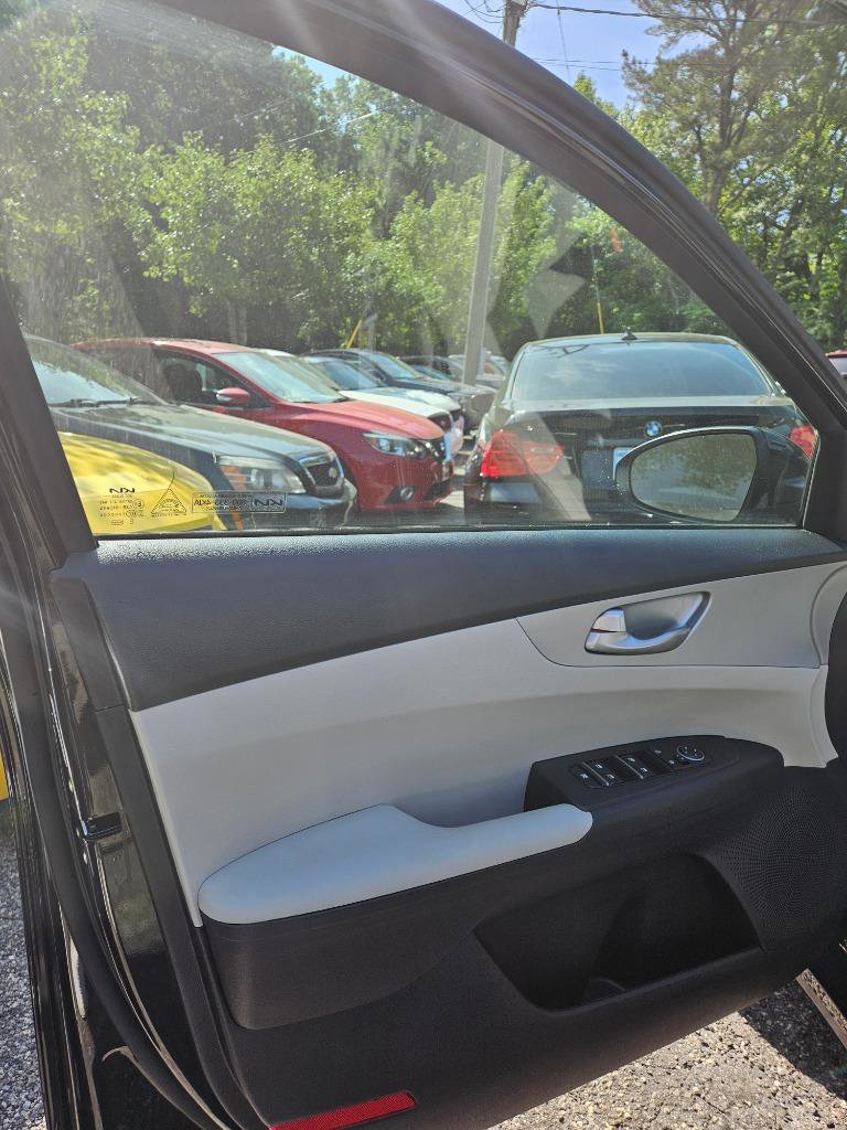 Used 2023 Kia Forte LXS image 7