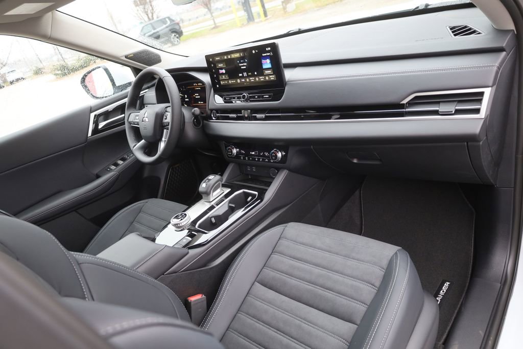 New 2025 Mitsubishi Outlander SE image 14