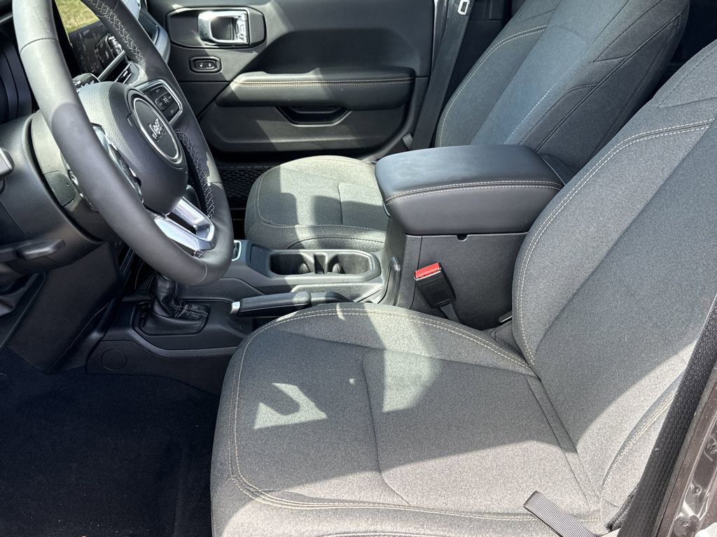 Used 2025 Jeep Wrangler Unlimited Sahara image 14