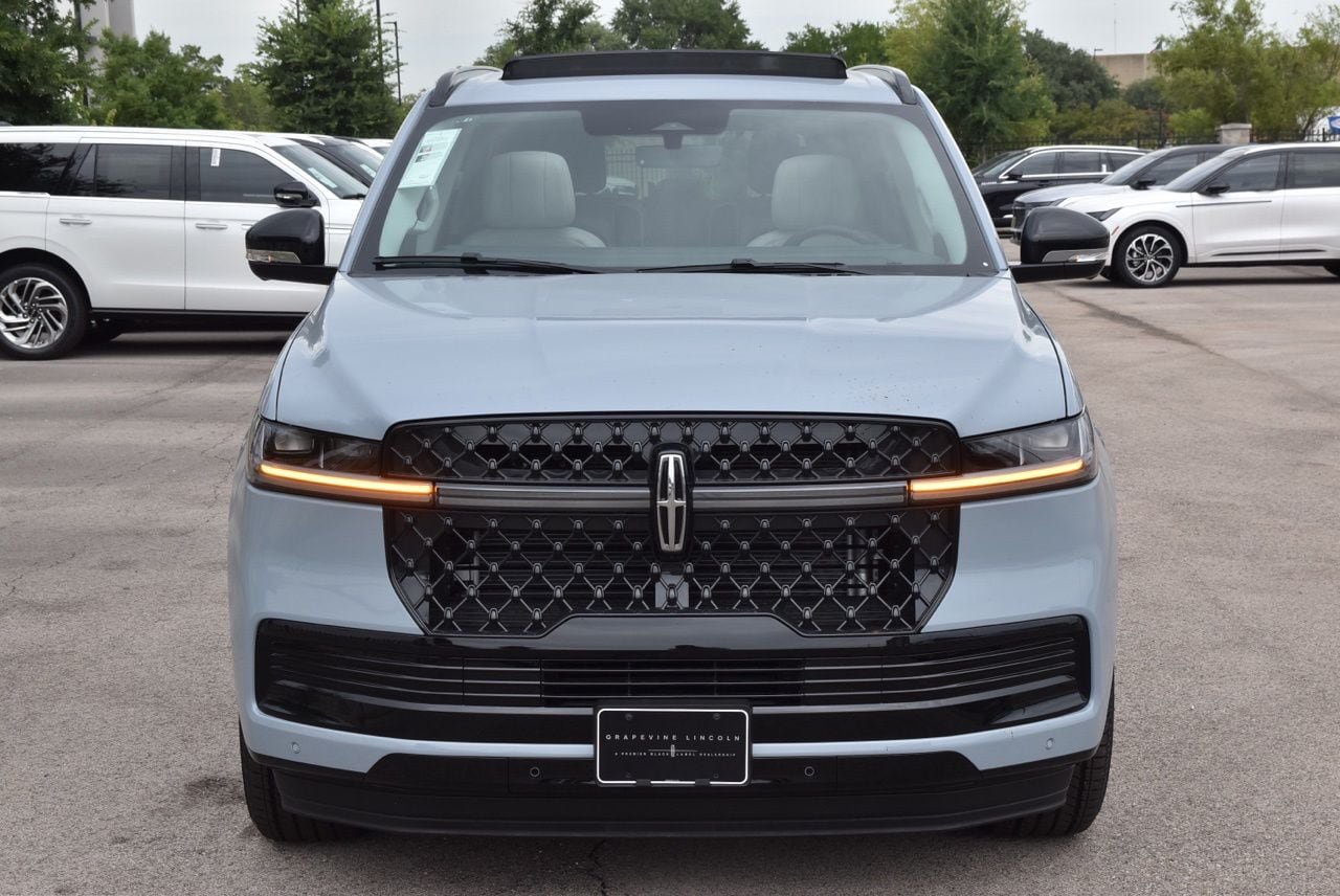 New 2026 Lincoln Navigator Reserve w/ Jet Appearance Package AWD/4WD image 2