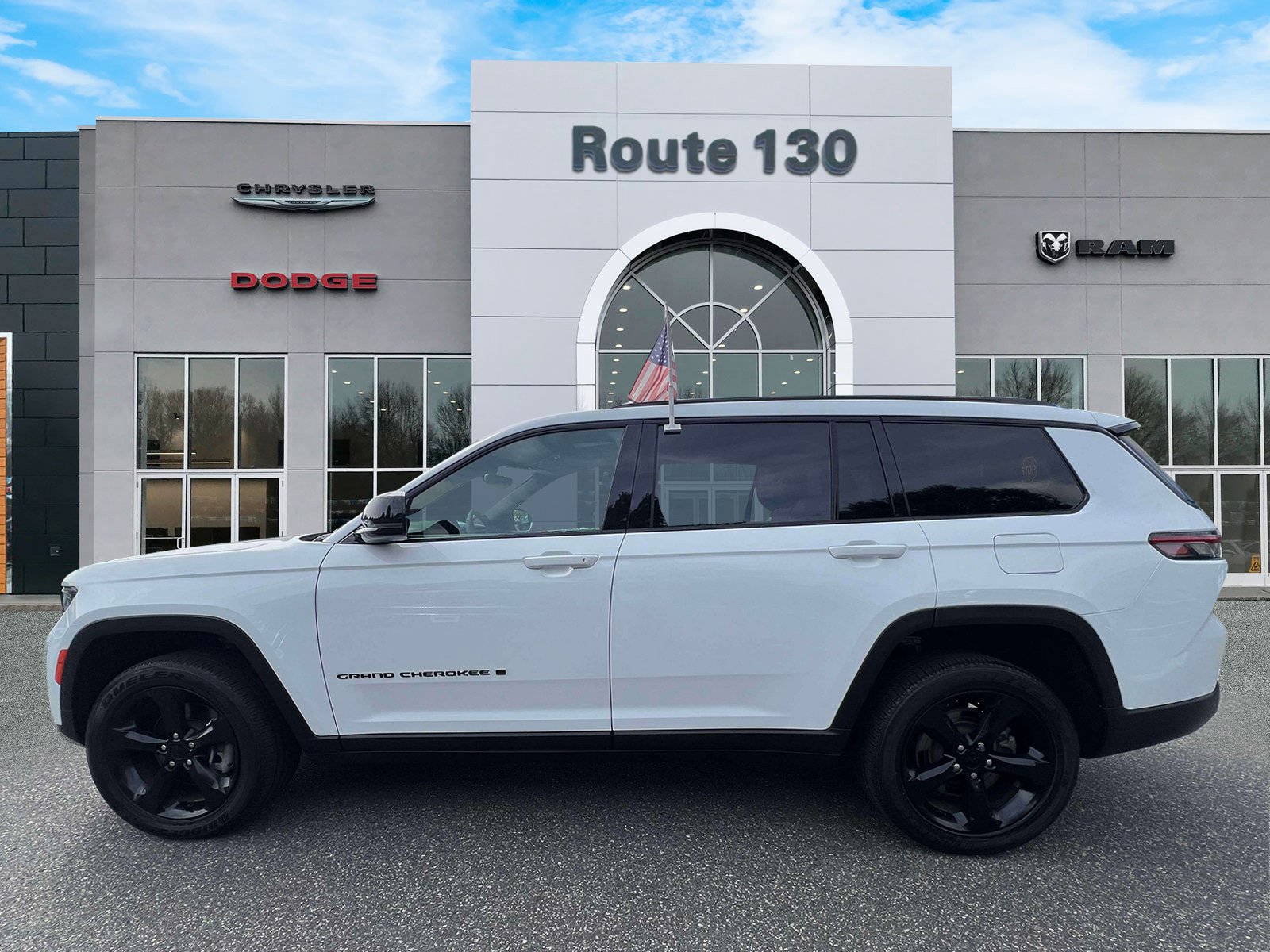 Used 2023 Jeep Grand Cherokee L Altitude AWD/4WD image 5