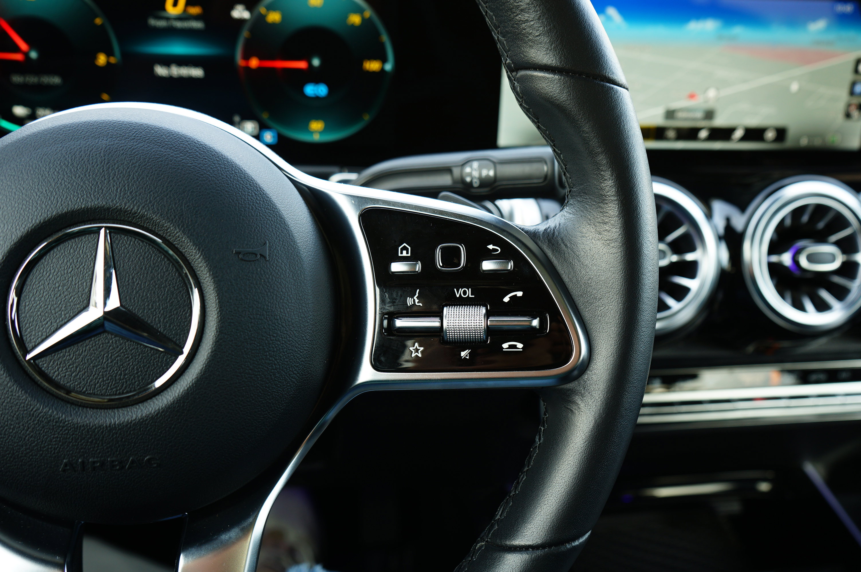 Used 2023 Mercedes-Benz EQB 300 4MATIC image 36