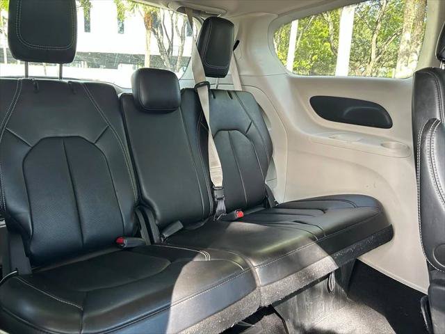 Certified 2024 Chrysler Pacifica Touring-L FWD image 35