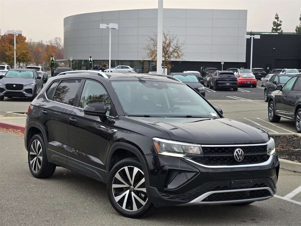 Used 2024 Volkswagen Taos SE image 1