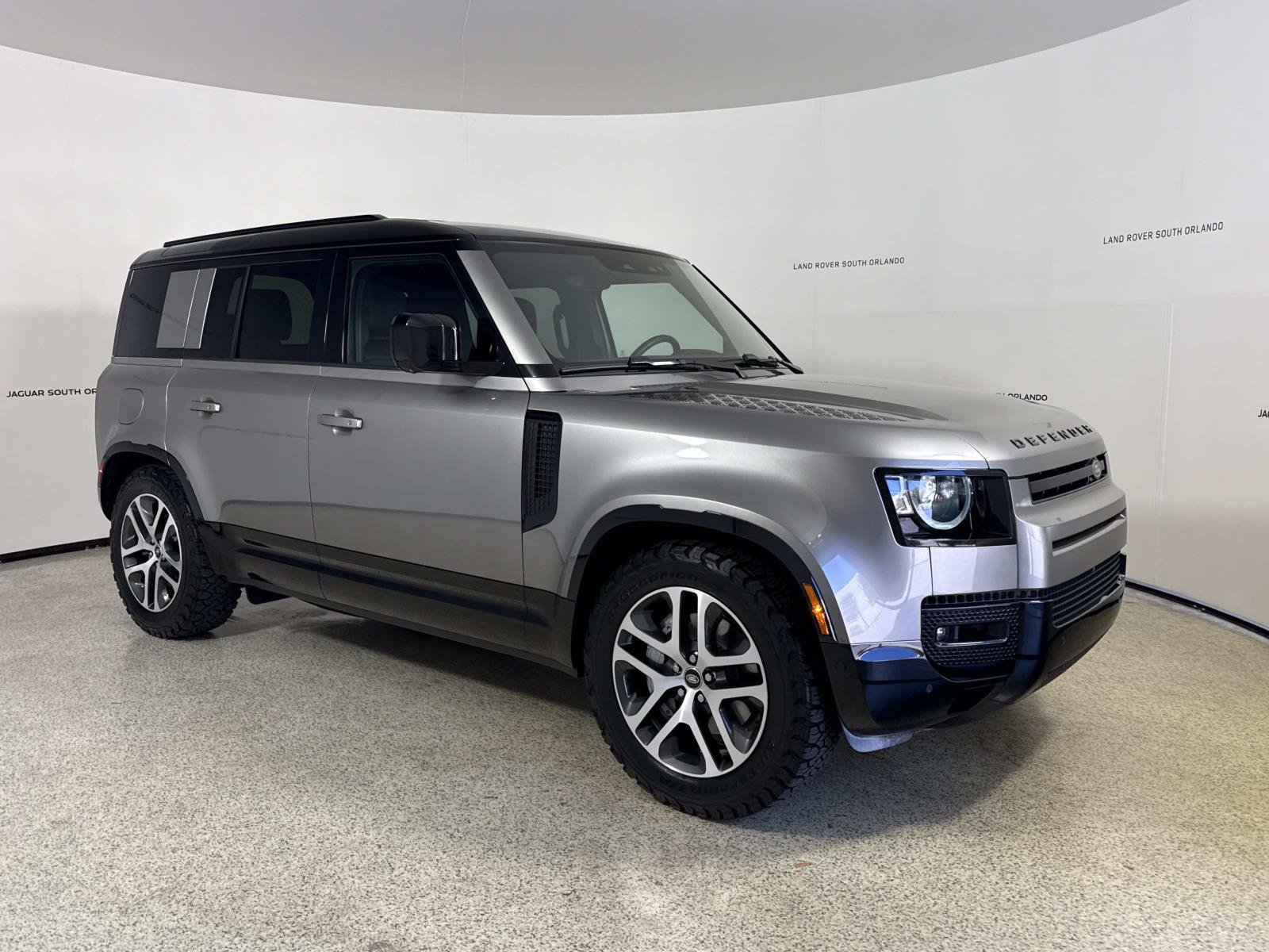 Used 2025 Land Rover Defender 110 X-Dynamic SE AWD/4WD image 7