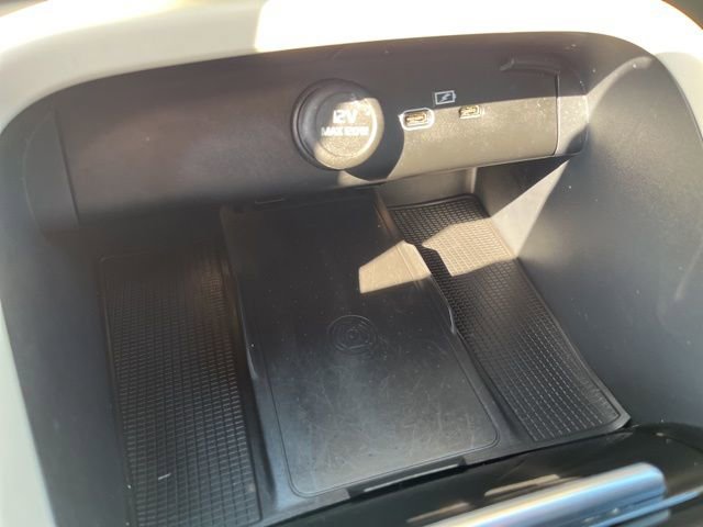 Used 2024 Volvo XC40 B5 Plus w/ Protection Package Premier image 23