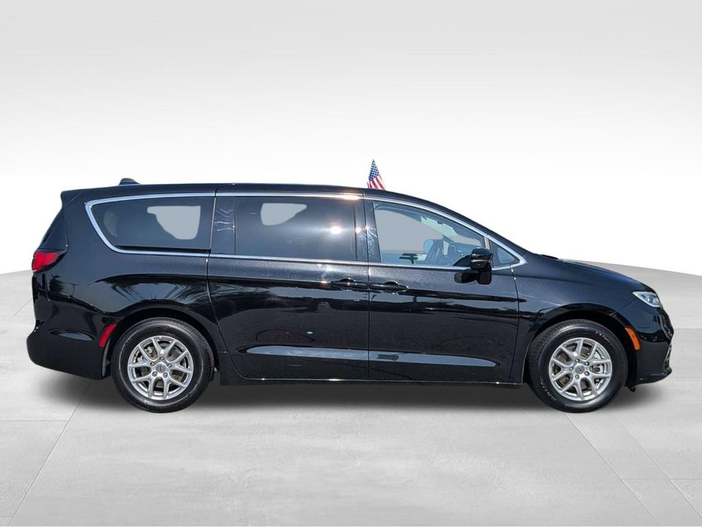 Used 2024 Chrysler Pacifica Touring-L FWD image 3