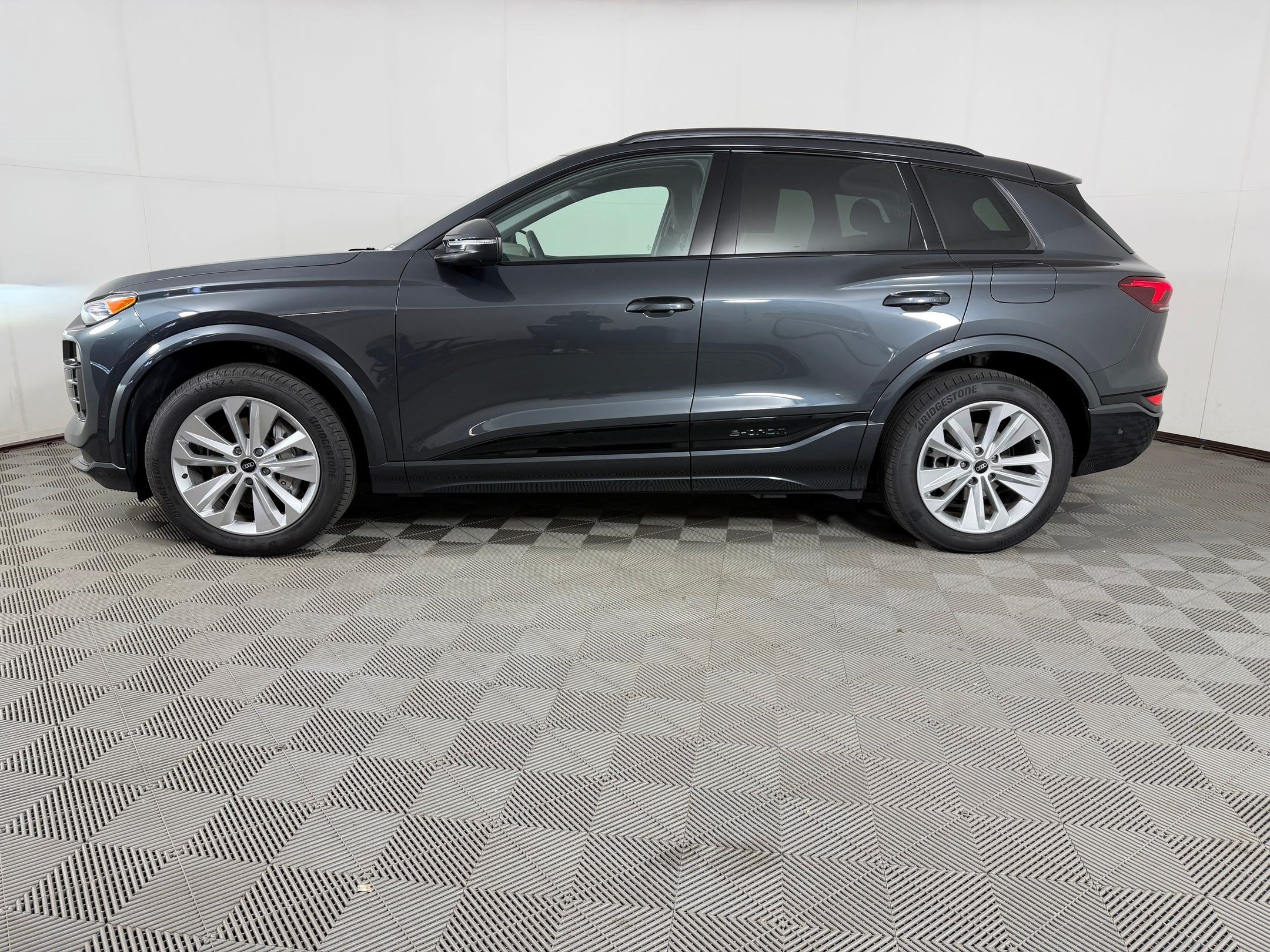 Used 2025 Audi Q6 e-tron Premium w/ Convenience Package RWD image 2