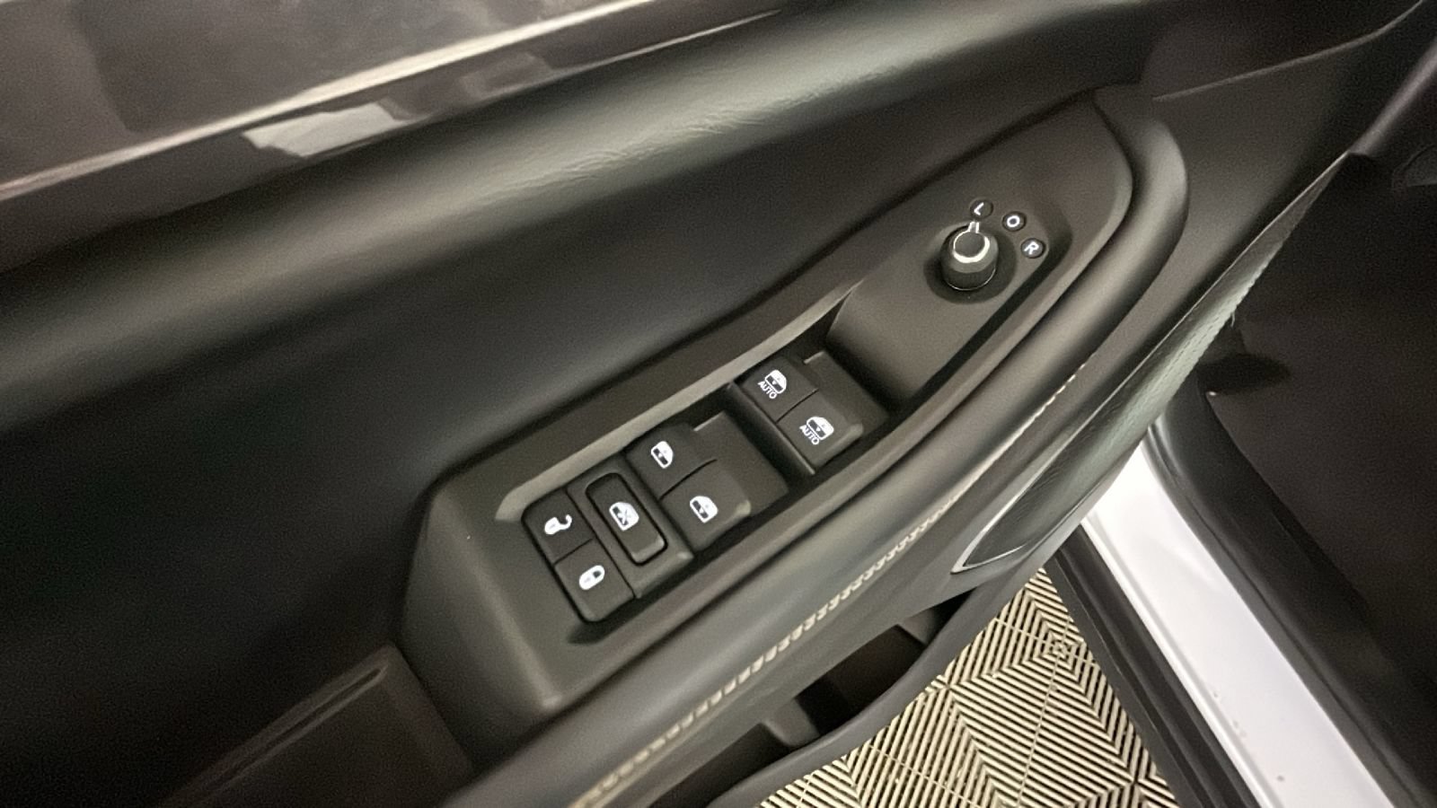 Used 2021 Jeep Grand Cherokee L Laredo AWD/4WD image 12