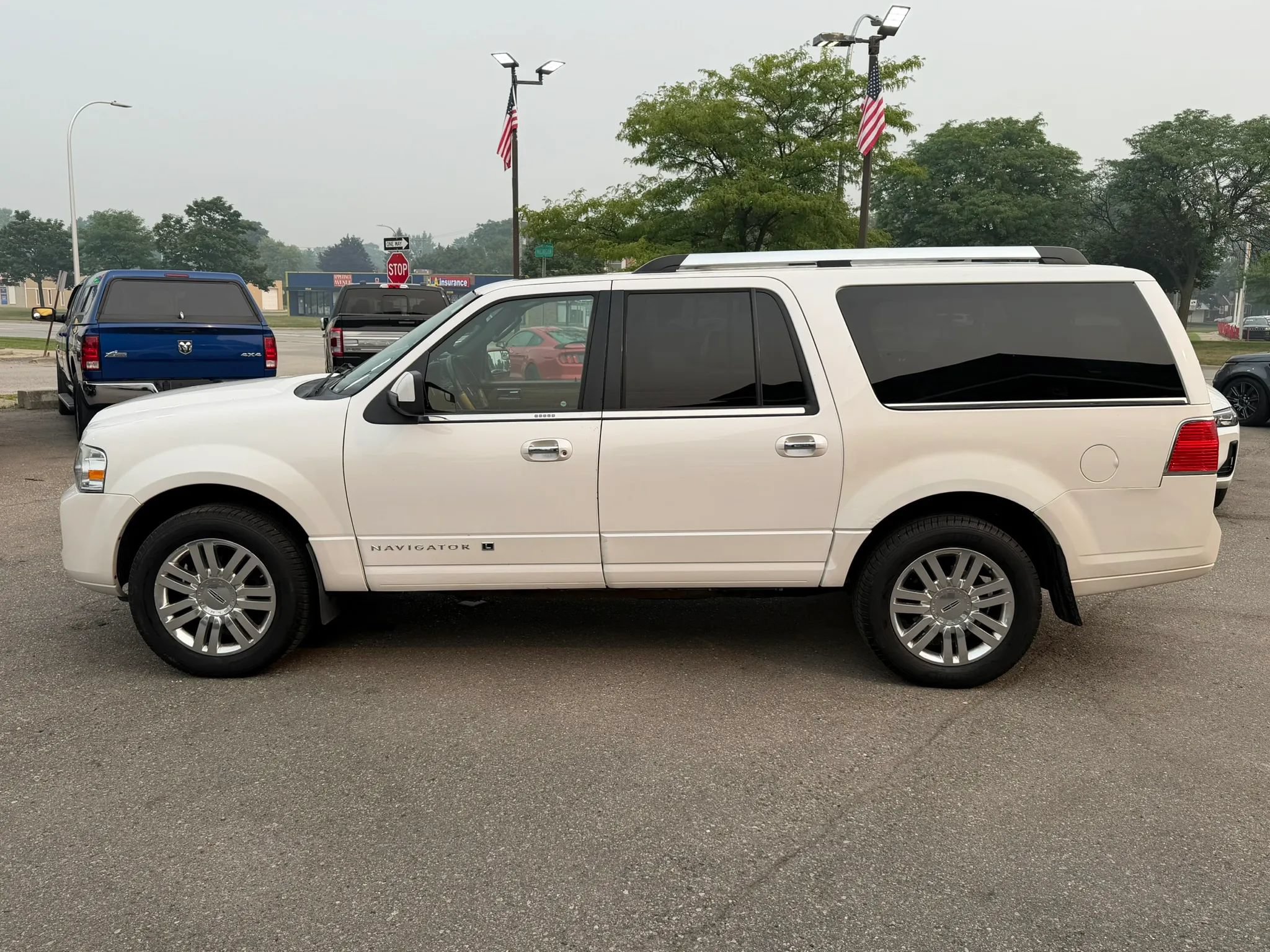 Used 2014 Lincoln Navigator L 4WD w/ Equipment Group 101A image 2