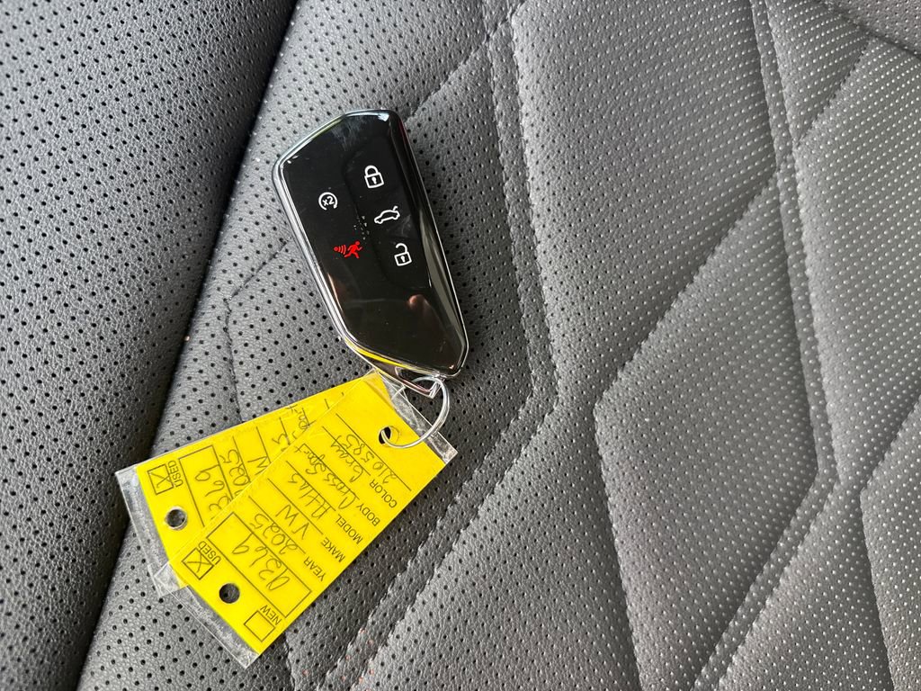 Used 2025 Volkswagen Atlas Cross Sport SE image 31