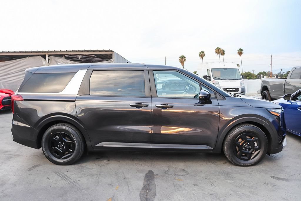 Used 2025 Kia Carnival FWD image 13