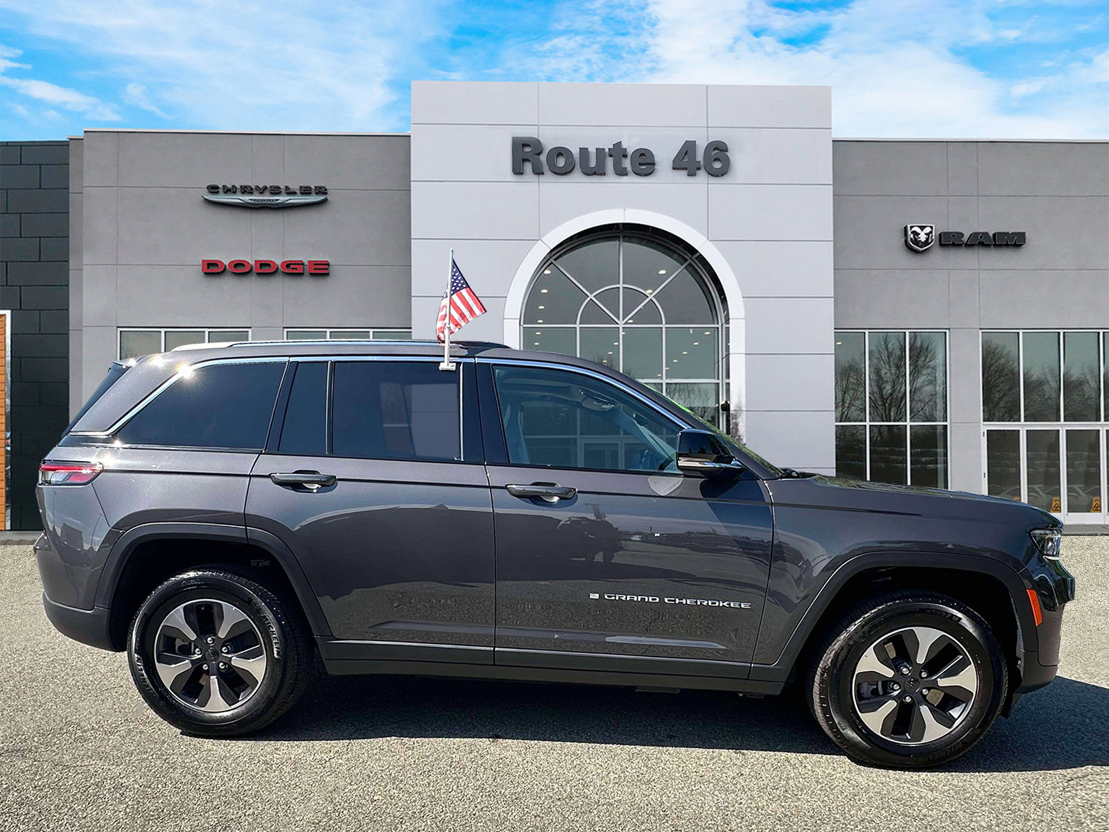 Used 2023 Jeep Grand Cherokee 4WD 4xe image 6