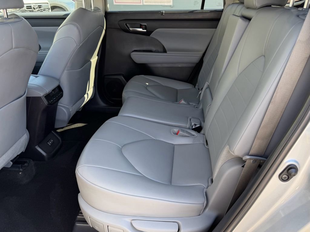 Certified 2024 Toyota Highlander XLE image 30