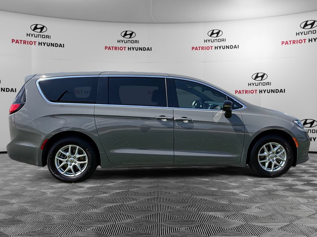 Used 2025 Chrysler Pacifica Select FWD video 2