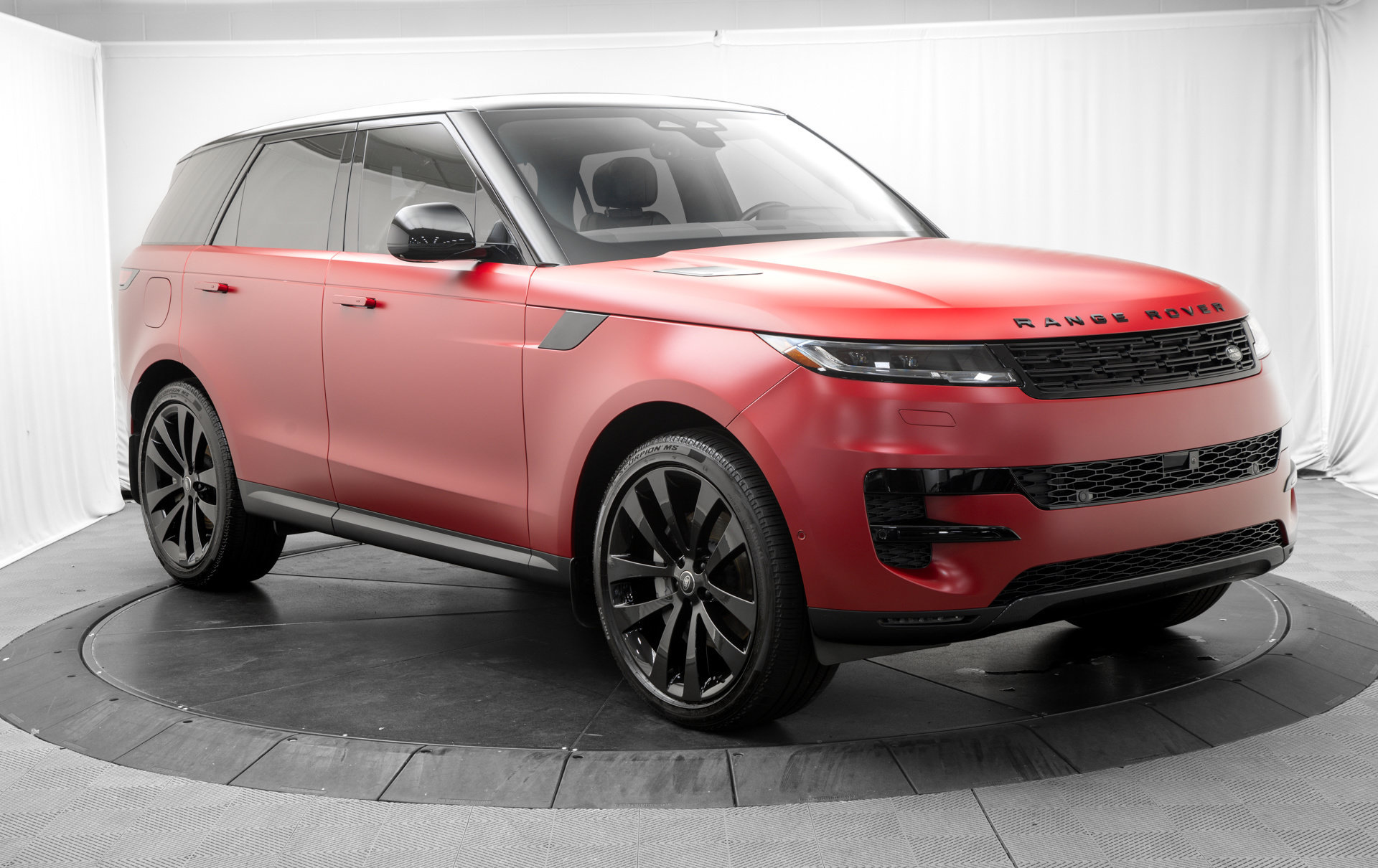 Used 2025 Land Rover Range Rover Sport SE AWD/4WD image 9