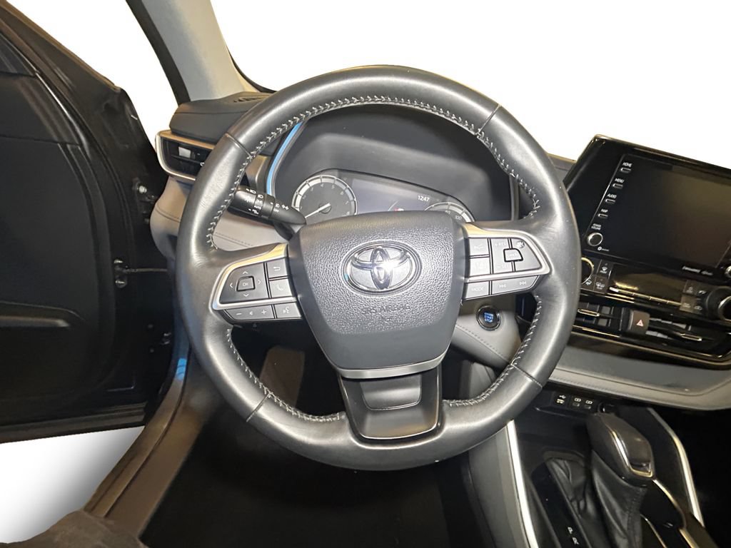 Used 2022 Toyota Highlander XLE AWD/4WD image 12
