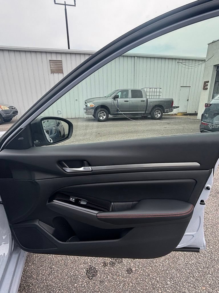 Used 2024 Nissan Altima 2.5 SR FWD image 23