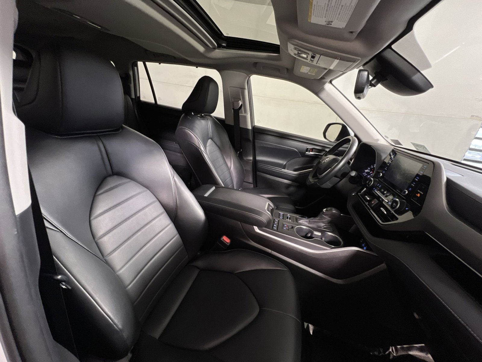Used 2022 Toyota Highlander XLE image 28