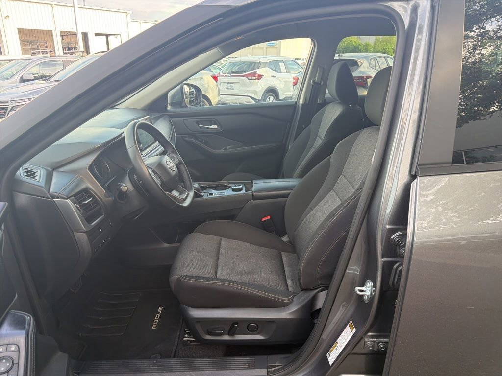 Used 2025 Nissan Rogue SV image 8