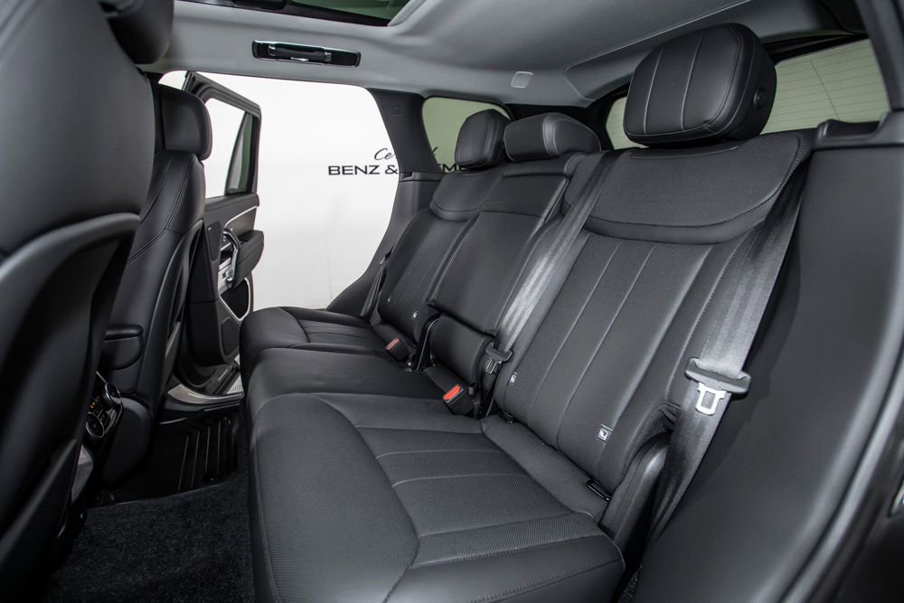Used 2025 Land Rover Range Rover SE AWD/4WD image 14