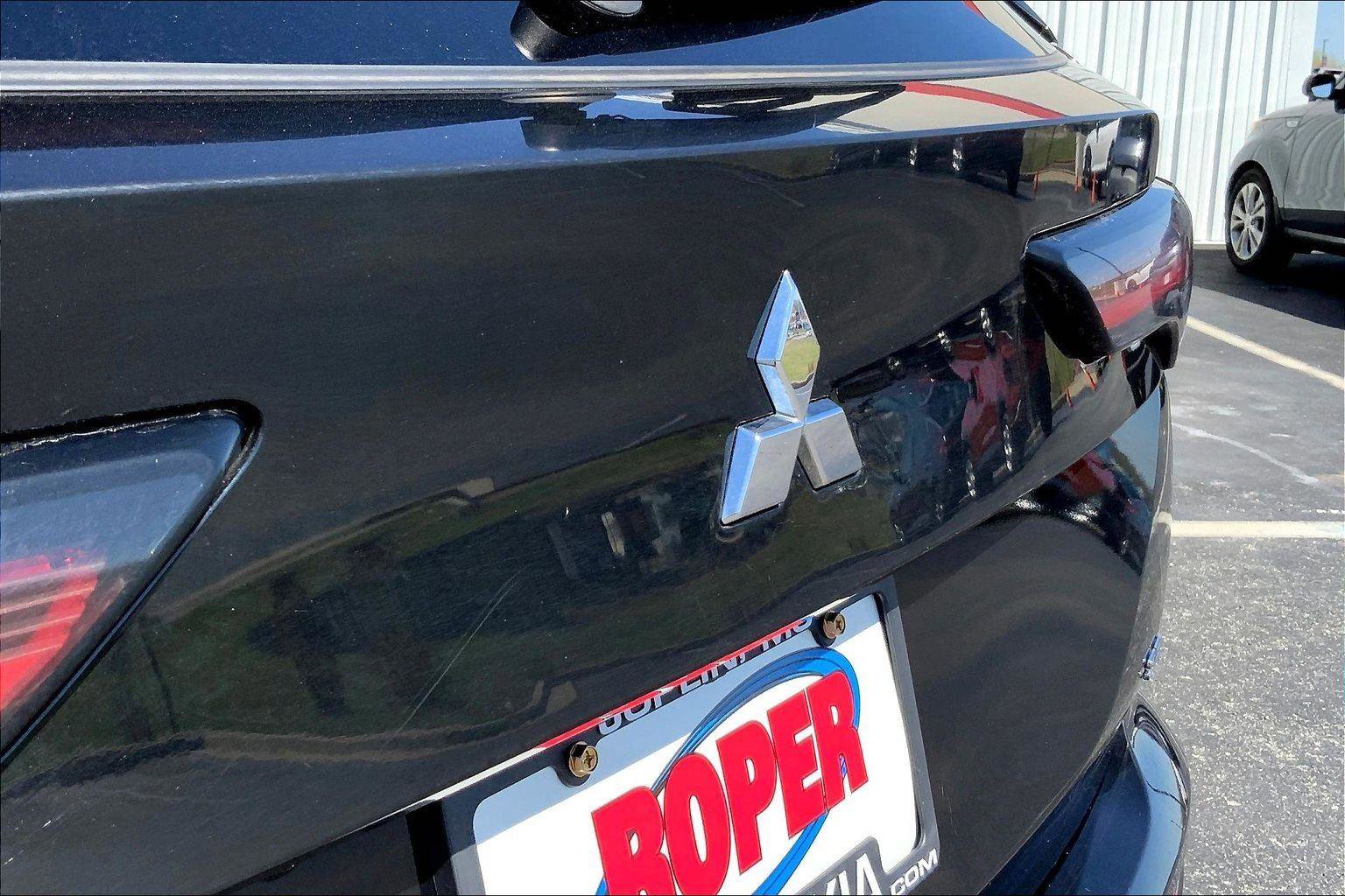 Used 2025 Mitsubishi Outlander SE image 31