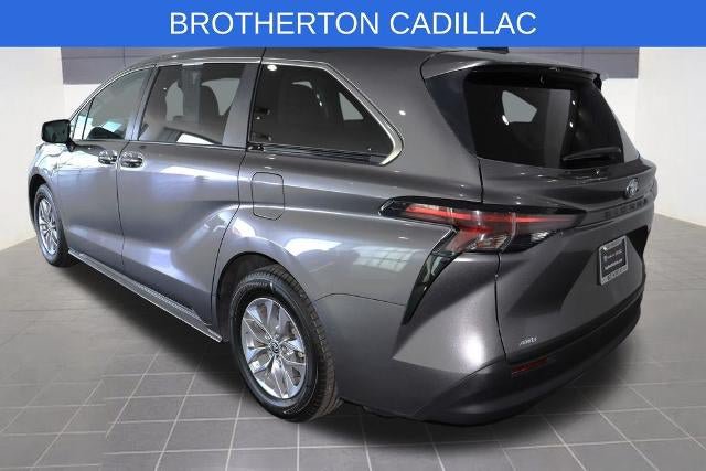 Used 2024 Toyota Sienna LE AWD/4WD image 3
