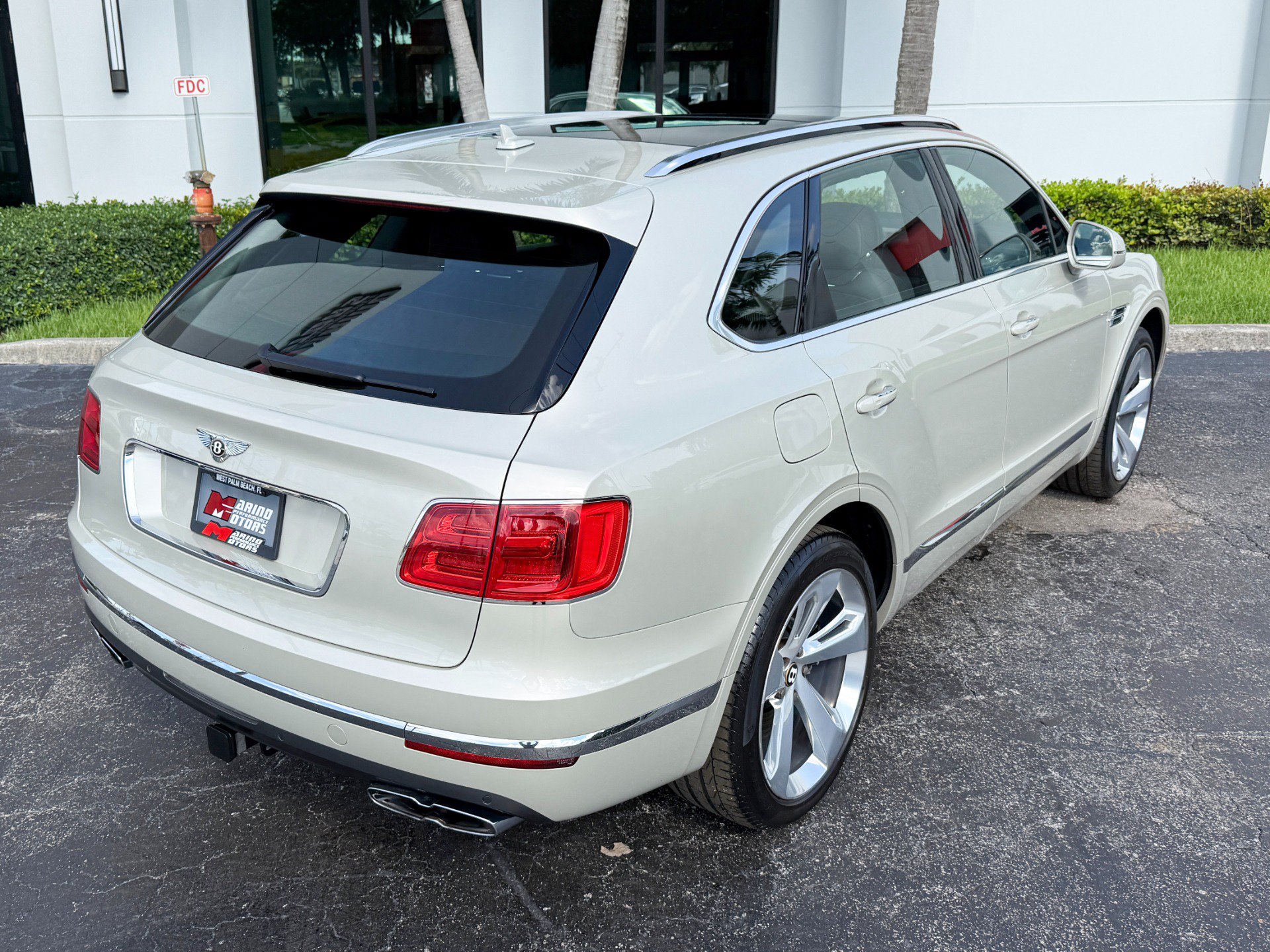 Used 2019 Bentley Bentayga AWD/4WD image 19